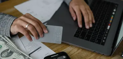 Nooit meer misgrijpen: zo plan je jouw aankopen met afgeprijsde cadeaukaarten